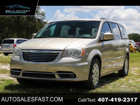 Used 2013 Chrysler Town & Country Touring FWD image 1