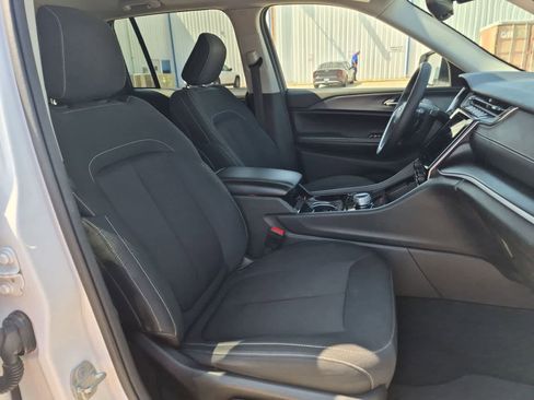 Used 2023 Jeep Grand Cherokee Laredo RWD image 26