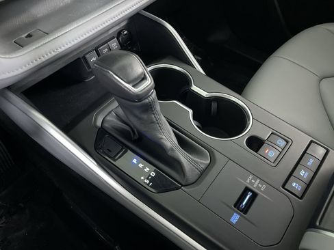 Used 2021 Toyota Highlander XLE image 18