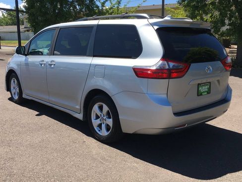 Used 2020 Toyota Sienna LE w/ Carpet Mat Package FWD image 4
