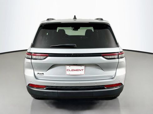 Used 2022 Jeep Grand Cherokee Altitude AWD/4WD image 8