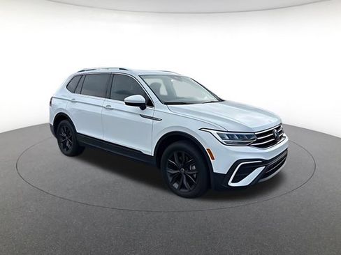Used 2024 Volkswagen Tiguan SE AWD/4WD image 1