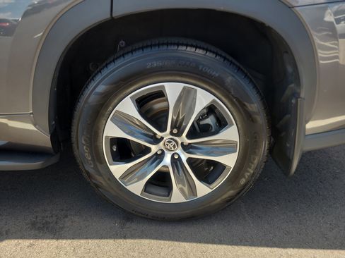 Used 2023 Toyota Highlander XLE AWD/4WD image 10