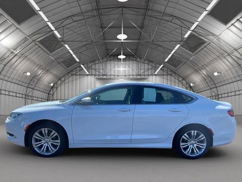 Used 2015 Chrysler 200 Limited w/ Convenience Group image 2