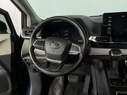 Used 2024 Toyota Sienna XLE image 14
