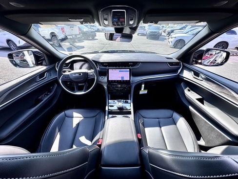 New 2025 Jeep Grand Cherokee Limited w/ Black Appearance Package image 23