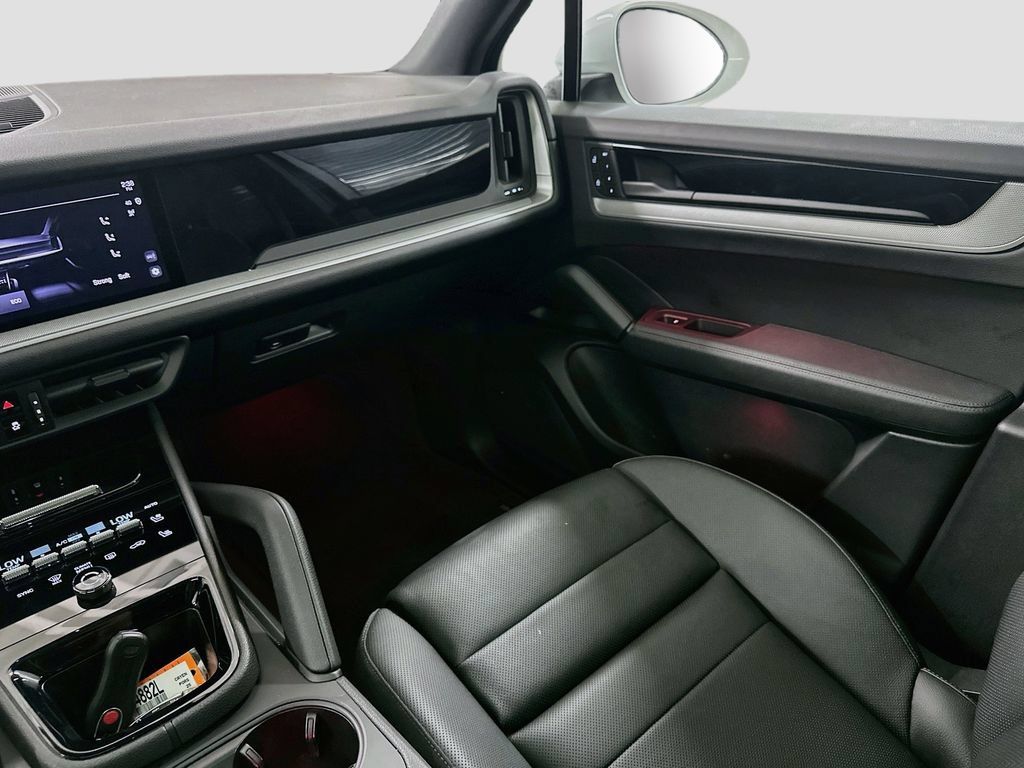 Certified 2025 Porsche Cayenne AWD/4WD image 24