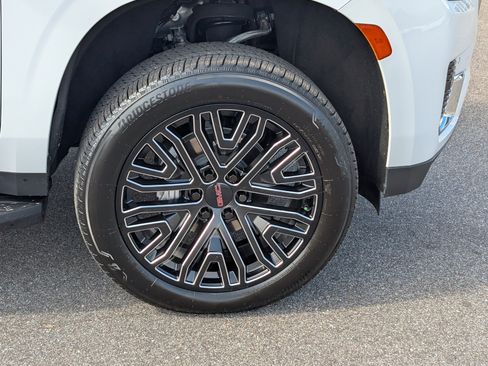 Used 2023 GMC Yukon SLE image 6