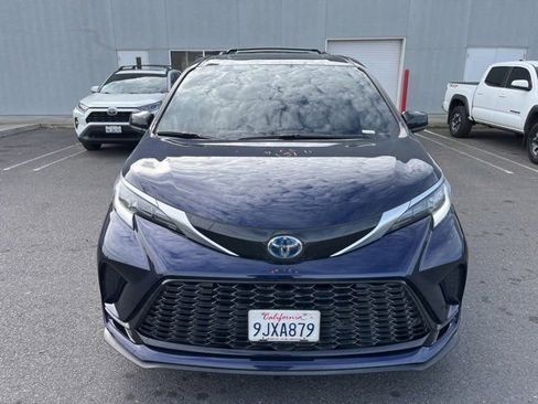 Used 2024 Toyota Sienna XSE w/ XSE Plus Package image 2
