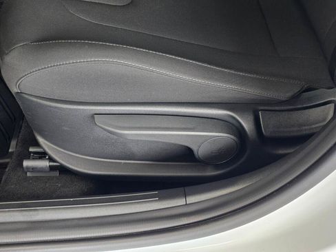 Used 2025 Hyundai Elantra SEL FWD image 19