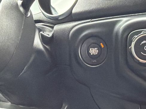 Used 2022 Jeep Wrangler Unlimited Sahara AWD/4WD image 28