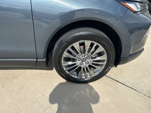 Used 2024 Toyota Venza XLE image 14