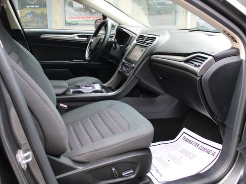 Used 2017 Ford Fusion SE w/ Fusion SE Technology Package FWD image 7