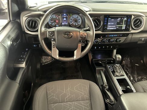 Used 2017 Toyota Tacoma TRD Off-Road w/ Premium & Technology Package AWD/4WD image 23