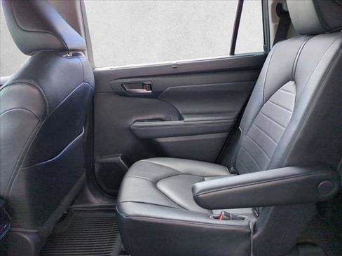 Certified 2020 Toyota Highlander XLE FWD image 18