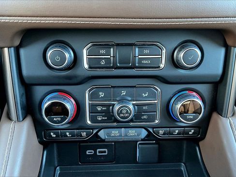 Used 2024 Chevrolet Suburban High Country image 18