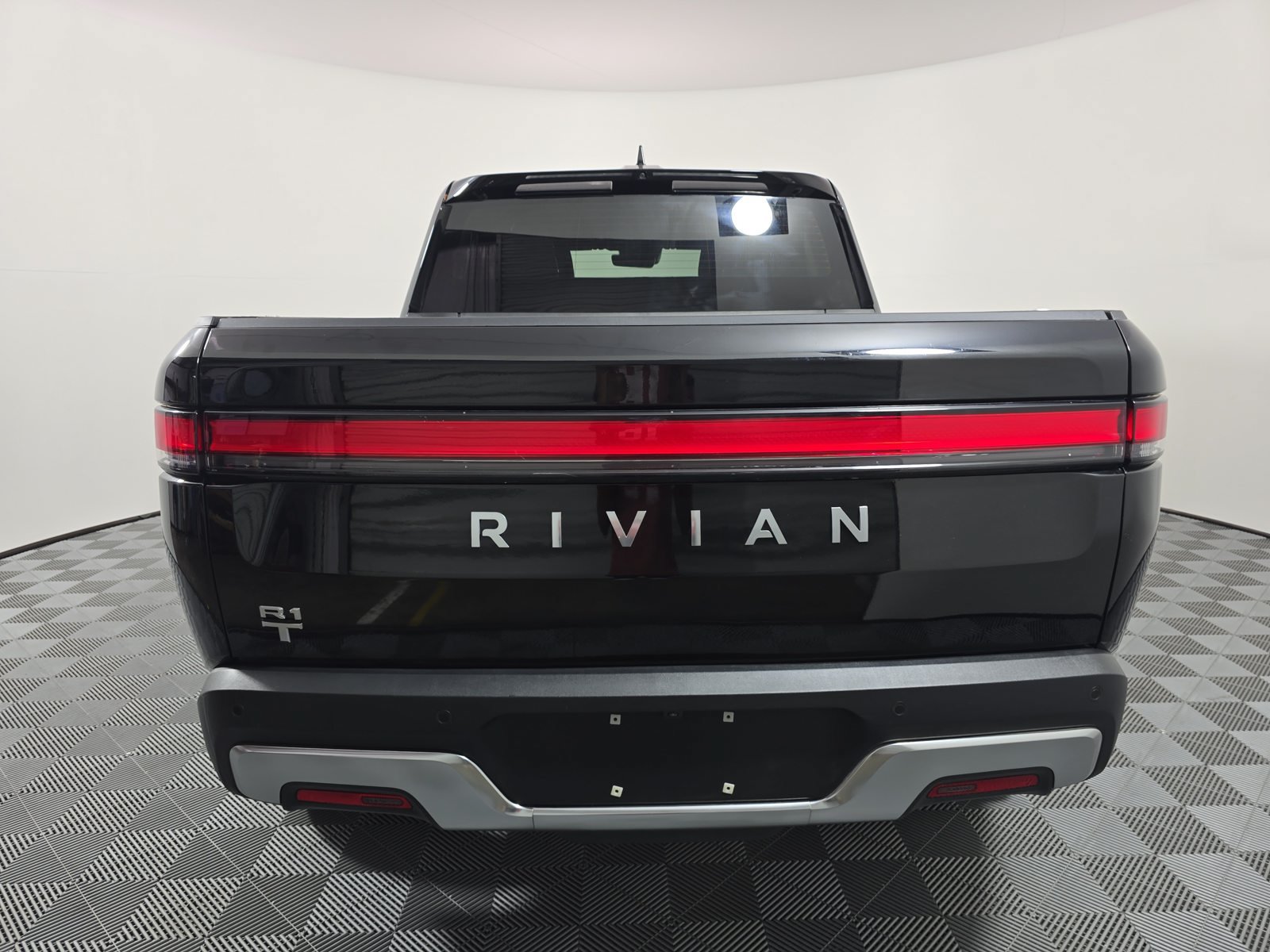 Used 2024 Rivian R1T Adventure Dual AWD/4WD image 4