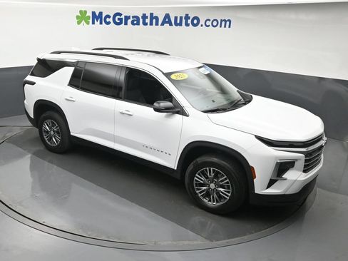 Used 2025 Chevrolet Traverse LT FWD image 3