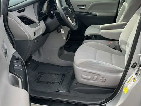 Used 2020 Toyota Sienna LE FWD image 17