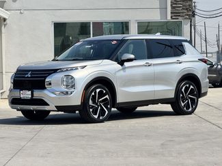 Used 2023 Mitsubishi Outlander SE image 1
