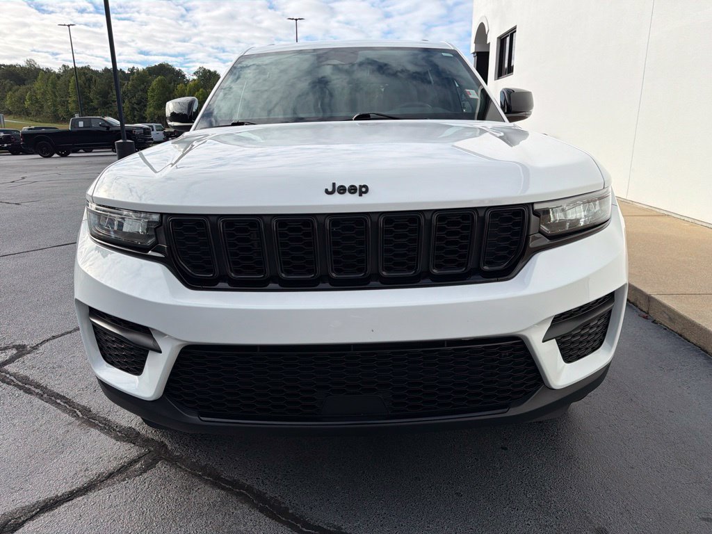 Used 2023 Jeep Grand Cherokee Altitude AWD/4WD image 5