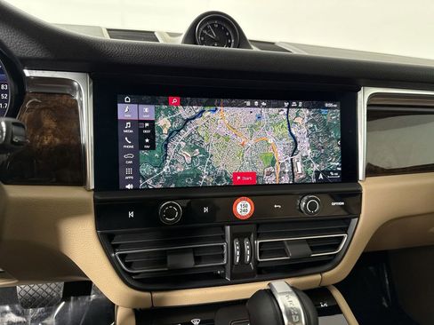 Certified 2025 Porsche Macan image 27