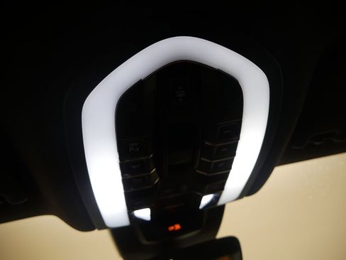 Certified 2023 Porsche Macan image 47