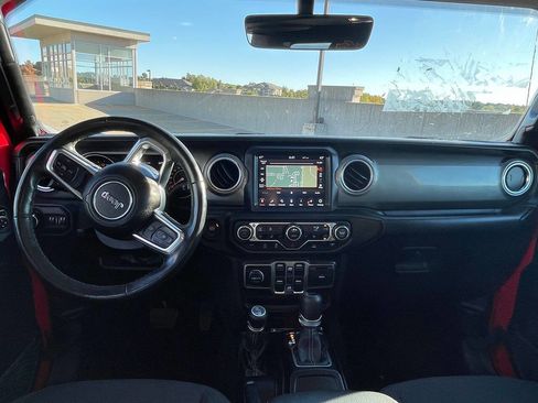 Used 2022 Jeep Gladiator Overland w/ Cold Weather Group image 9