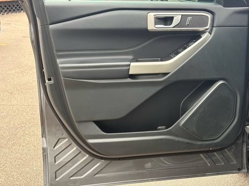 Used 2023 Ford Explorer XLT AWD/4WD image 30