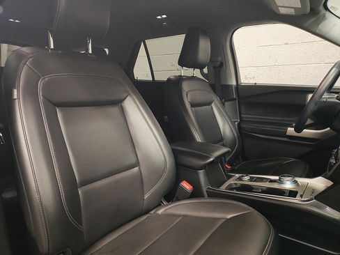 Used 2022 Ford Explorer XLT w/ Equipment Group 202A image 9