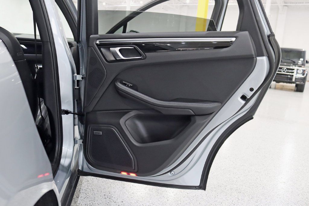 Used 2022 Porsche Macan AWD/4WD image 34