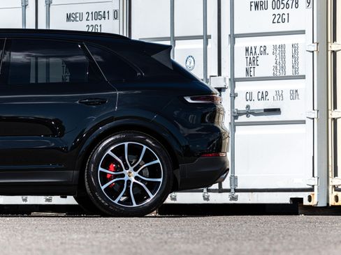 Used 2024 Porsche Cayenne S AWD/4WD image 33