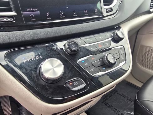 Used 2023 Chrysler Pacifica Touring-L FWD image 19