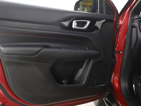Used 2025 Jeep Compass Trailhawk AWD/4WD image 19