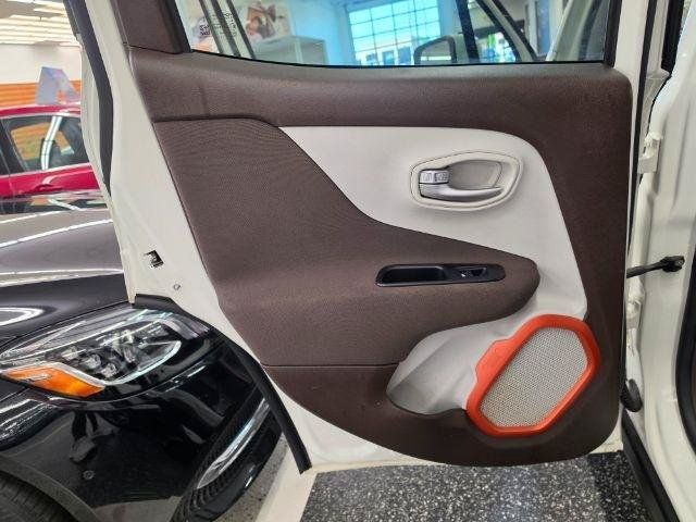 Used 2016 Jeep Renegade Latitude FWD image 31