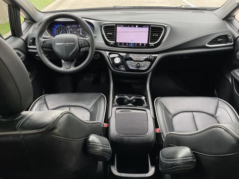 Used 2025 Chrysler Pacifica Limited FWD image 11