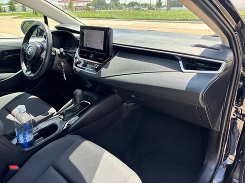 Used 2025 Toyota Corolla LE FWD image 29