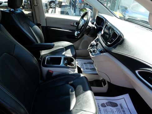 Used 2022 Chrysler Pacifica Touring-L w/ Uconnect Theater Family Group AWD/4WD image 27