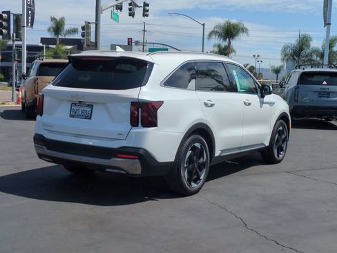 Certified 2025 Kia Sorento EX w/ EX Panoramic Sunroof Package AWD/4WD image 3