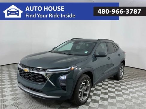 Used 2025 Chevrolet Trax LT w/ Driver Confidence Package image 1