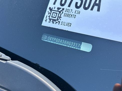 Used 2017 Kia Sorento LX image 3