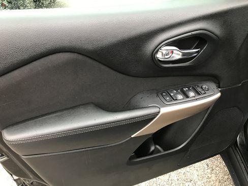 Used 2018 Jeep Cherokee Latitude image 12