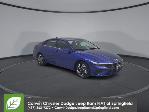 Used 2025 Hyundai Elantra SEL image 3