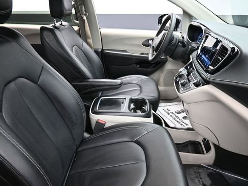 Certified 2024 Chrysler Pacifica Select image 17