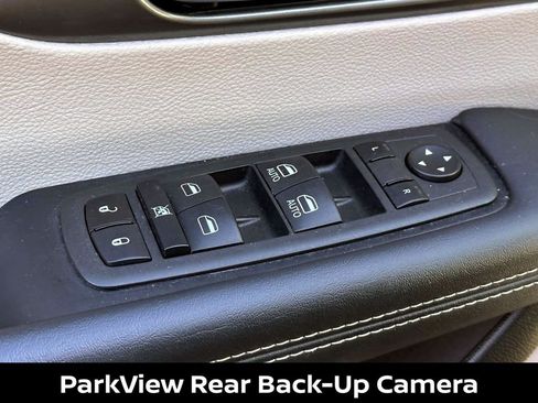 Used 2023 Chrysler Pacifica Touring-L image 21