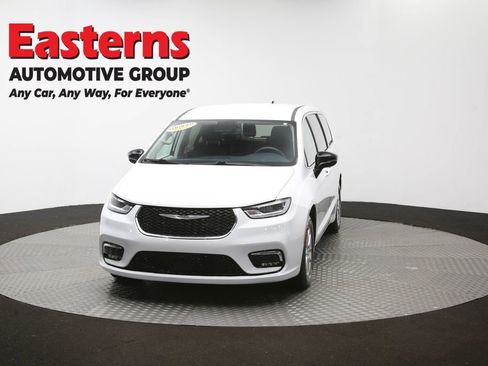 Used 2024 Chrysler Pacifica Touring-L FWD image 55