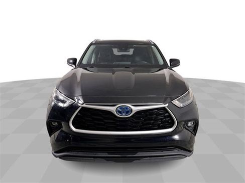 Used 2023 Toyota Highlander XLE image 3