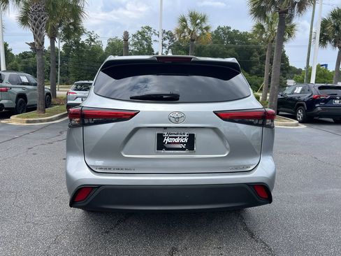Used 2023 Toyota Highlander XLE AWD/4WD image 9