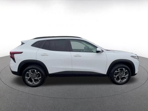 Used 2025 Chevrolet Trax LT FWD image 13