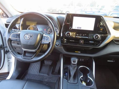 Certified 2023 Toyota Highlander XLE image 24